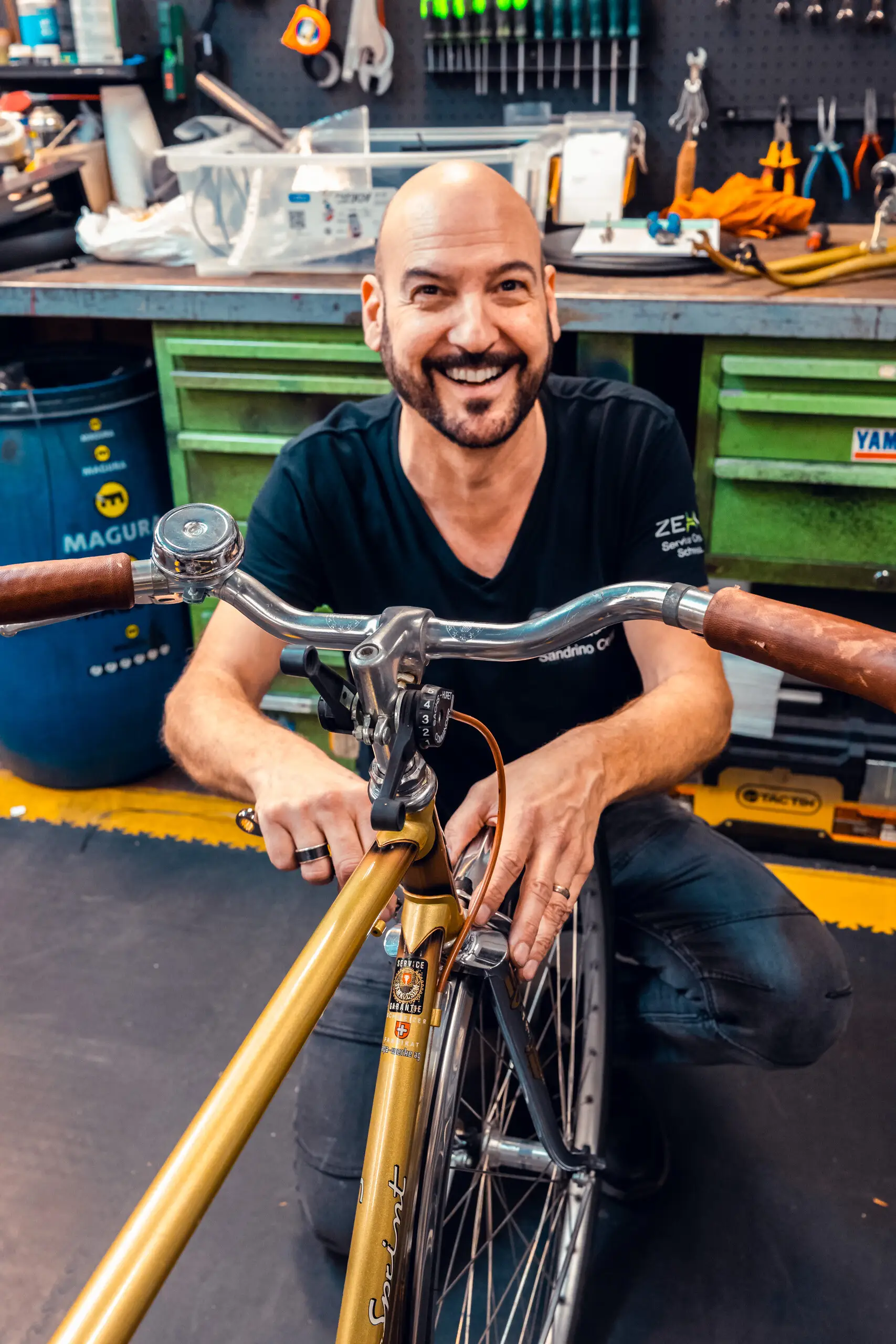 Sandrino Cenci in der Werkstatt in Riehen, an einem Velo mit Zehus-Nabenmotor