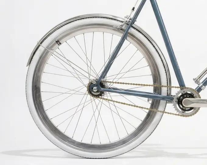 Hinterrad des Velos im Detail: schmale Nabe, wie an jedem normalen Velo